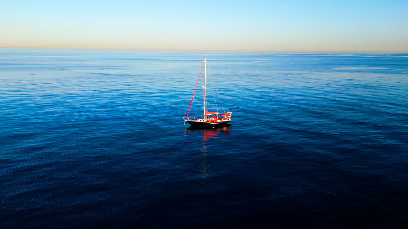 Yate de lujo iluminado al anochecer